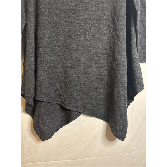 Larry Levine Women's Crew Neck Sweater Top Grey Asymmetrical Hem Size Medium - Picture 11 of 15